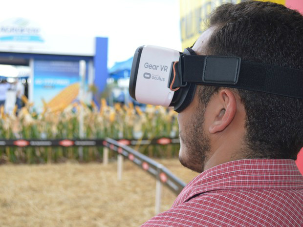 Com óculos 3D, público teve a oportunidade de jogar em um simulador de lavoura, na experiência de realidade virtual da Dow Agrosciences (Foto: Anderson Viegas/G1 MS)