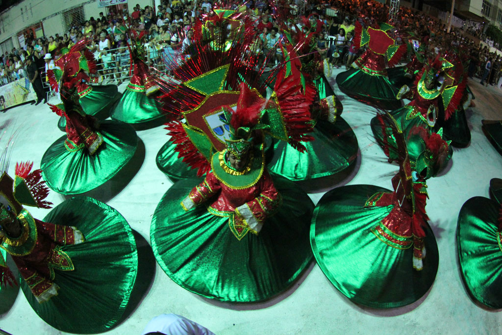 Ala das baianas, um dos destaques do desfile das escolas de samba do Grupo Especial. Foto: Chico Ribeiro