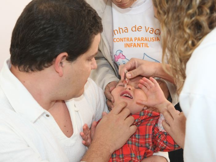 Crianças de até cinco anos recebem vacina contra a pólio neste sábado Eugênio Moraes/Hoje em Dia/AEDuas gotinhas protegem contra a paralisia infantil