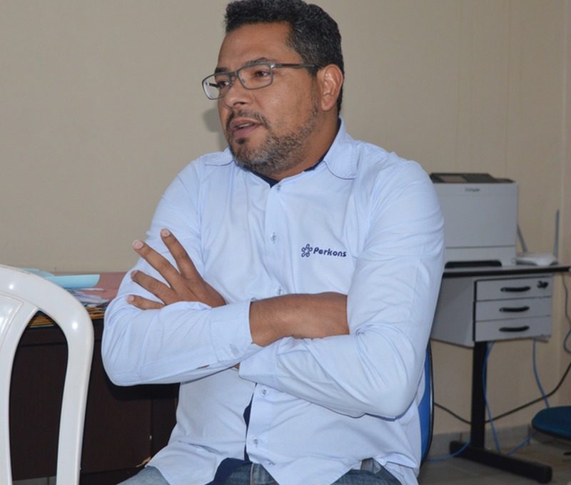 Lombadas eletrônicas em Amambai: representante esclarece dúvidas Roberto da Silva Santos, representante da Perkons S.A que sanou dúvidas a respeito dos equipamentos / Foto: Moreira Produções