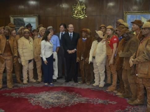 Aprovado projeto que cria profissão de vaqueiro O presidente do Senado, Renan Calheiros, recebe vaqueiros que acompanham no Congresso Nacional a votação do PLC 83/2011, que reconhece e regulamenta a profissão (José Cruz/ABr)