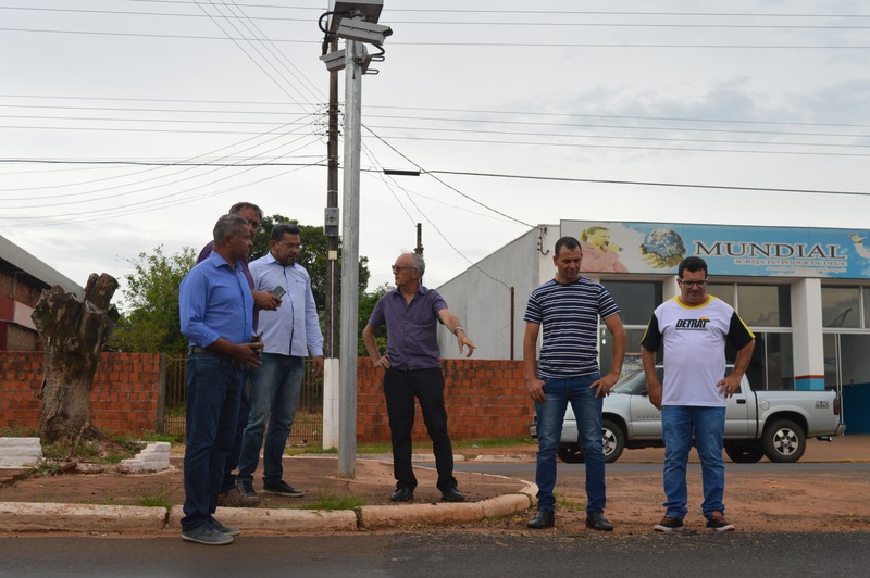 Lombadas eletrônicas em Amambai: representante esclarece dúvidas O representante da empresa e o diretor do Detrat vistoriaram as lombadas / Foto: Moreira Produções