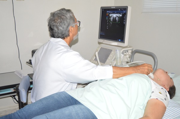 Fundador e diretor da Casa de Saúde, Dr. José Luiz Saldanha Moreira , durante ultrassonografia de Tireóide / Foto: Moreira Produções