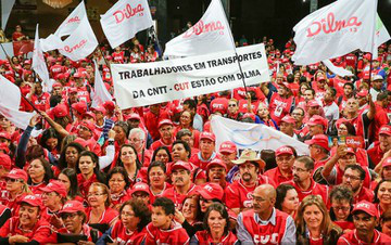 Trabalhadores durante plenária da CUT, em São Paulo: reivindicações e apoio à reeleição de Dilma