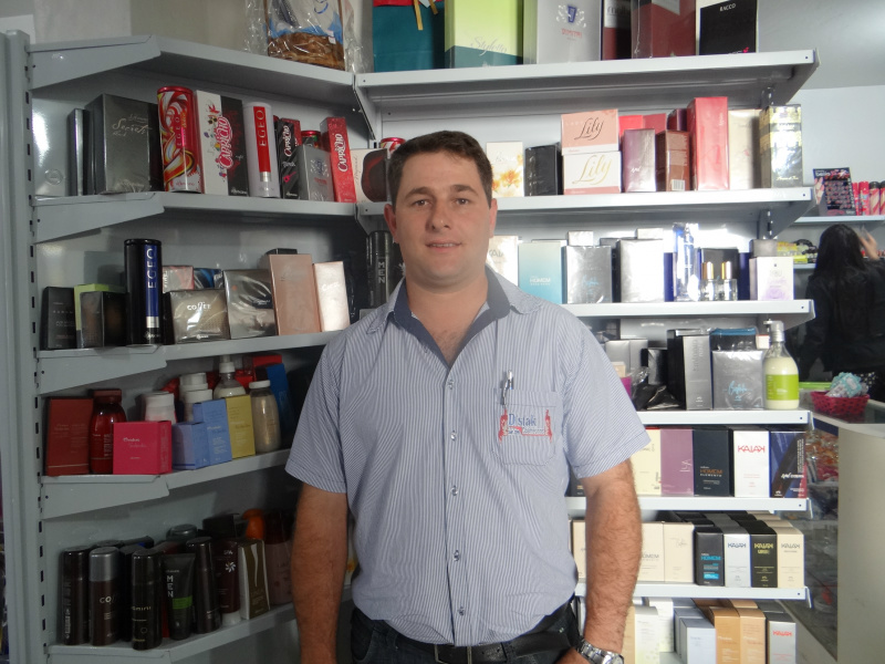 Expectativa do comércio de Amambai é de aumento nas vendas para o Dia dos Pais Juliano Moreschi, proprietário da D'stak Cosméticos / Foto: Moreira Produções