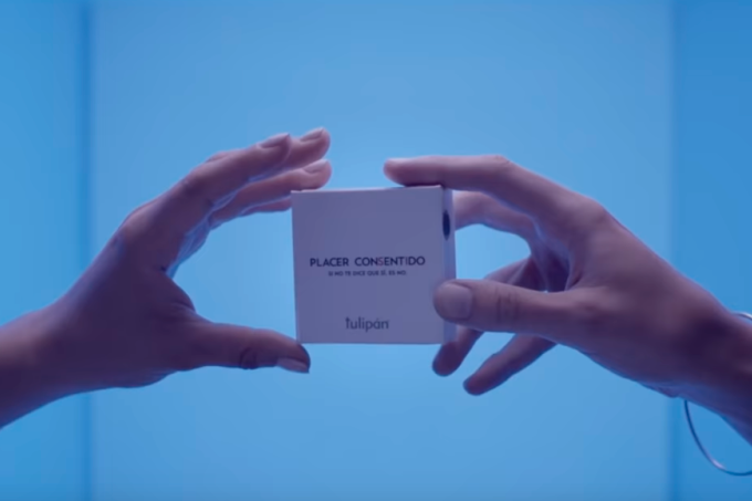 Camisinha que só abre com quatro mãos retoma debate sobre consentimento Camisinha que só abre com quatro mãos retoma debate sobre consentimento