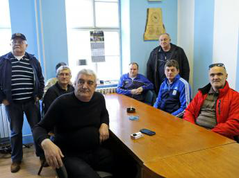 Veteranos croatas escutam veredito da Corte Internacional de Justiça (CIJ) que afirmou nesta terça-feira (3) que a Sérvia não cometeu genocídio contra croatas. (REUTERS/Antonio Bronic)