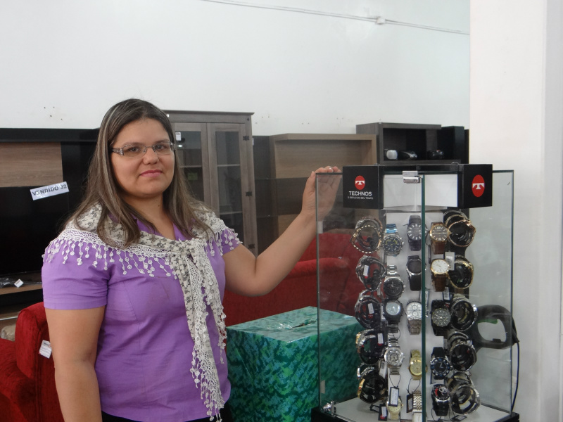 Expectativa do comércio de Amambai é de aumento nas vendas para o Dia dos Pais A gerente da Lojas Veneza em Amambai, Rose Marchett / Foto: Moreira Produções