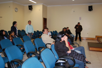 PT de Amambai é impedido de definir tática eleitoral Membros do partido durante encontro no domingo (29) (Foto: Moreira Pruduções)