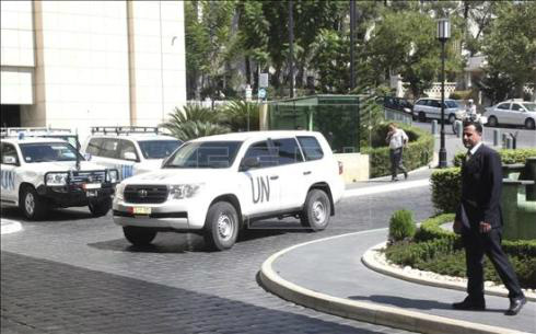 Um veículo da ONU com vários membros do grupo de especialistas para investigar o possível uso de armas químicas na Síria, chegou nesta quarta-feira em Damasco. EFE