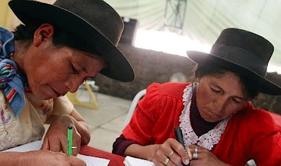 Com método cubano, Unesco declara Bolívia um país livre do analfabetismo