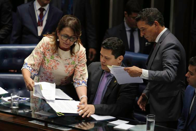 Senadora Kátia Abreu tirou da Mesa a pasta com o roteiro de condução da sessão do senador Davi Alcolumbre que preside a votação para escolha do novo presidente do Senado / Foto: Fabio Rodrigues Pozzebom/Agência Brasil