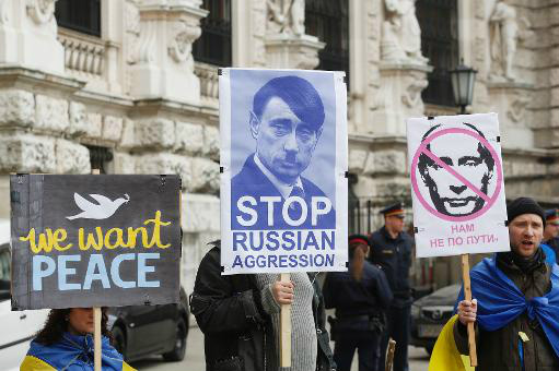 Grupo de ativistas faz ato contra invasão russa na Ucrânia, em Viena, em 3 de março de 2014 (AFP, DIETER NAGL)