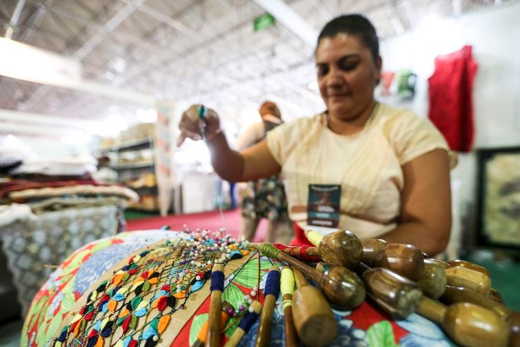 Pesquisa do Instituto Avon mostra que muitas mulheres ainda não se sentem encorajadas a empreender. Artesã do Rio Grande do Norte participa do 9º Salão do Artesanato - Arquivo/Marcelo Camargo/Agência Brasil