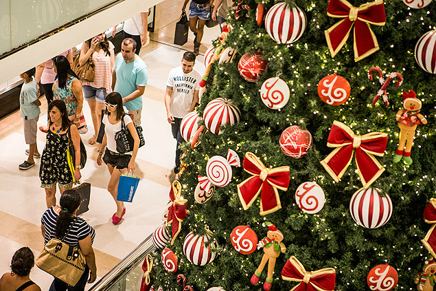 Vendas de Natal dividem opiniões de empresários amambaienses Vendas de Natal dividem opiniões de empresários amambaienses