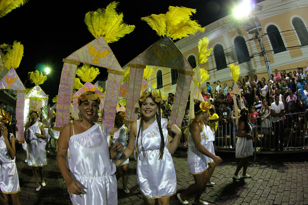 Carnaval de rua de Corumbá é realizado entre casarões históricos e palmeiras seculares. Foto: Chico Ribeiro