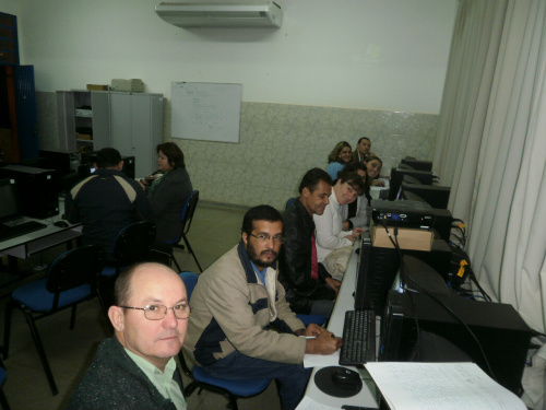 Escola Vespasiano desenvolve projeto com turma do período noturno Turma do período noturno, assessorados pelo professor Danilo Ferreira.