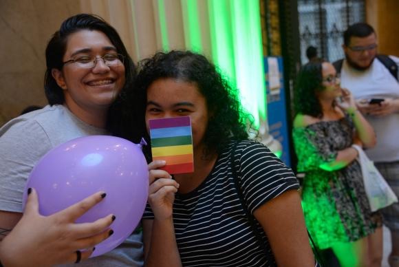 Dossiê mostra crescimento da violência contra mulheres lésbicas no Brasil O preconceito ocorre em várias situações. Na foto, manifestação ocorrida em 2017 contra a homofobia no CCBB do Rio de Janeiro, após casal de lésbicas denunciar ter sido vítima de insulto e preconceito em visita ao local -Fernando Frazão/Agência Brasil