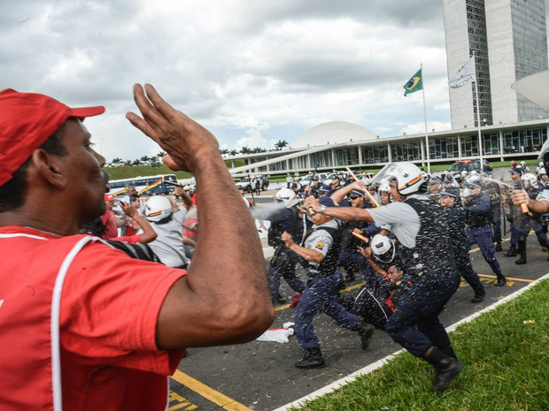 Polícia retira barracas de manifestantes em frente ao Congresso Nacional Polícia retira barracas de manifestantes em frente ao Congresso Nacional
