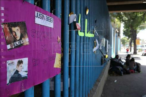 Fãs de Justin Bieber seguem acampados na área externa do sambódromo do Rio Fãs do cantor Justin Bieber permanecem acampados lado de fora do sambódromo do Rio de Janeiro nesta quarta-feira. EFE