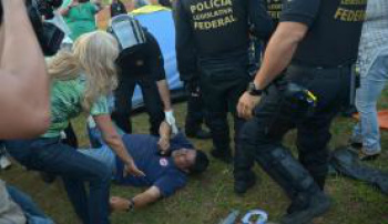 Polícia retira barracas de manifestantes em frente ao Congresso Nacional Mais cedo, alguns integrantes do acampamento pró-intervenção ainda resistiam à desocupação Wilson Dias/Agência Brasil