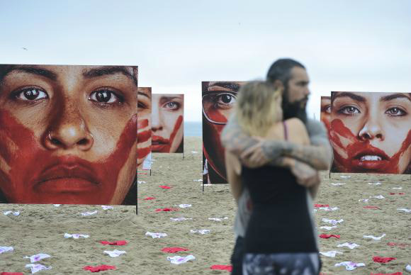 Rio de Janeiro - A ONG Rio de Paz promove, na Praia de Copacabana, ato público contra o abuso sofrido por mulheres. Durante a manifestação, 420 calcinhas estendidas representam o número de homens que estupram mulheres a cada 72 horas no Brasil 