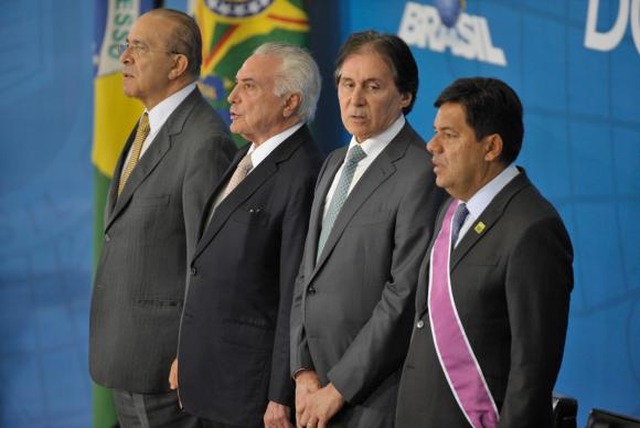 O ministro da Casa Civil Eliseu Padilha, o presidente da República Michel Temer, o presidente do Senado, Eunício Oliveira e o ministro Mendonça Filho, durante cerimônia de entrega da medalha da Ordem Nacional do Mérito Educativo Fabio Rodrigues Pozzebom/Agência Brasil