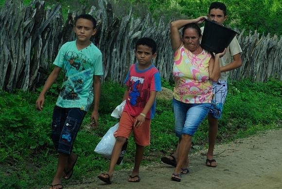 Quixadá (CE) - Mulheres são as principais responsáveis por levar água para as famílias, mas ainda têm pouco espaço na gestão dos recursos hídricos no paísArquivo/Fernando Frazão/Agência Brasil