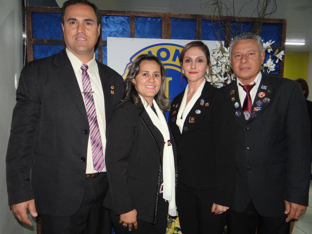 Lions CLube de Amambai empossou nova diretoria nessa sexta-feira (7) E/D: Leão Geverson Vicentin e sua esposa domadora e agora presidente do Lions Clube, Luzia Siqueira acompanhados do ex-presidente do clube, Alceu Soares Neto e sua domadora, Felisbina do Santos Pavão / Foto: Moreira Produções
