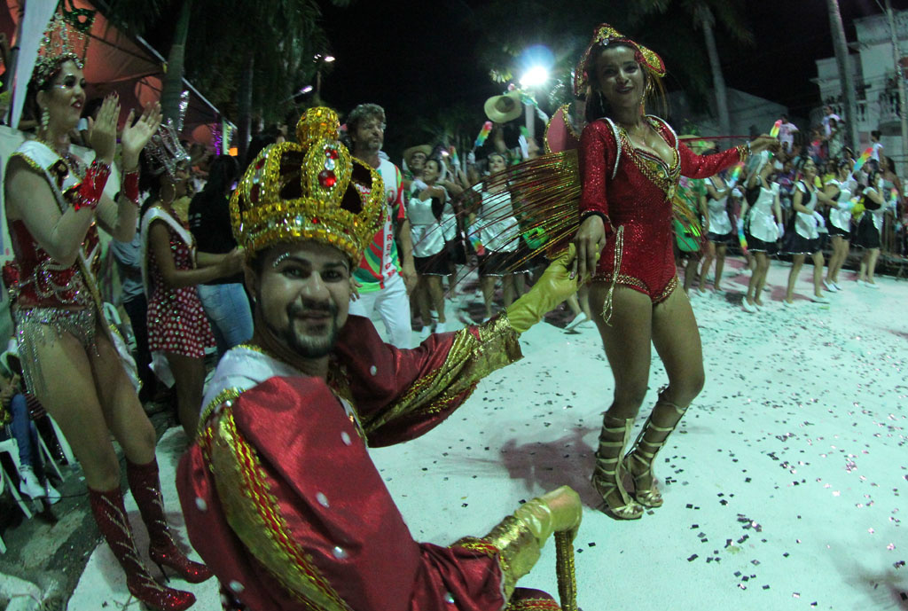 Corte de Momo se integra ao desfile das escolas de samba propondo paz e muita alegria. Foto: Chico Ribeiro