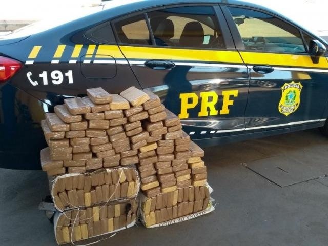 Droga tinha por destino a cidade paranaense de Laranjeiras do Sul (Foto: Divulgação/PRF)