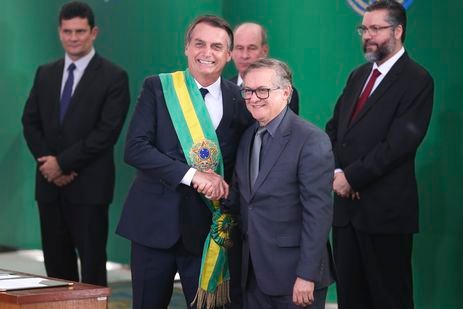 O presidente Jair Bolsonaro empossa o ministro da Educação, Ricardo Vélez Rodríguez, durante cerimônia de nomeação dos ministros de Estado, no Palácio do Planalto. - Valter Campanato/Agência Brasil