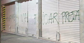 Pichação racista é feita em frente a UFMG