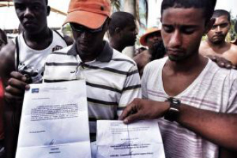 Garis protestam em frente à prefeitura contra demissões Garis mostram cartas de demissão