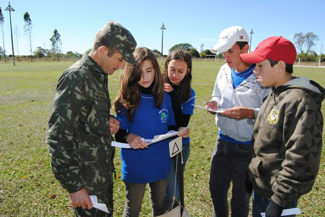 O sargento Pastuniza dá instruções sobre o percurso da Orientação a ser executado pelos alunos.