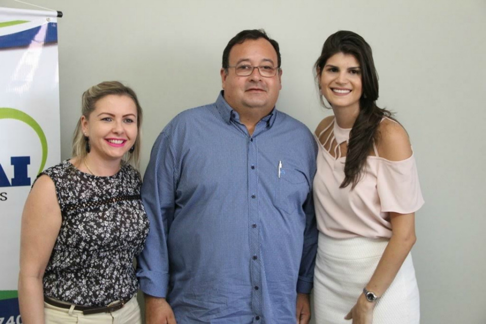 Gestora da Coordenadoria da Mulher, Rhaissa, é voz das amambaienses Rhaissa com vereadora Janete e o prefeito Dr. Bandeira / Foto: Assessoria