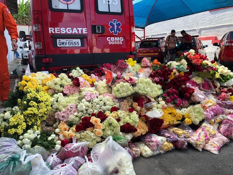 Muitas pessoas levaram flores para homenagear as vítimas da tragédia em Brumadinho - Ana Graziela Aguiar/TV Brasil