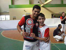 Capoeiristas de Amambai ganham incentivo e participam de eventos Professor Rodrigo Xavier.