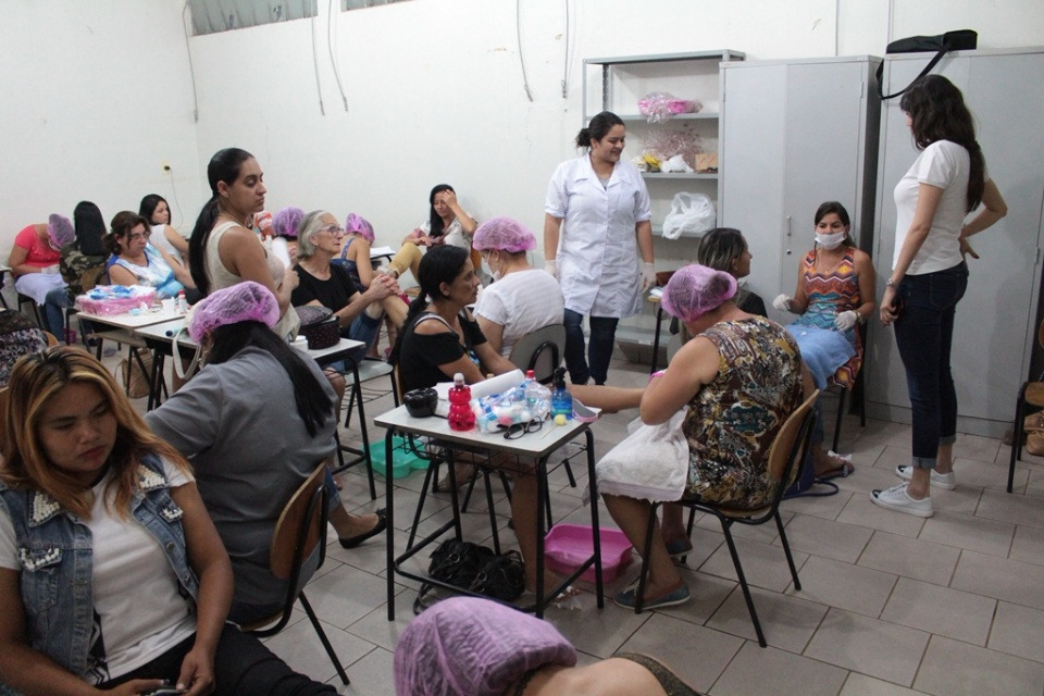 Gestora da Coordenadoria da Mulher, Rhaissa, é voz das amambaienses Serão oferecidos mais dois cursos de manicure ainda este ano / Foto: Assessoria