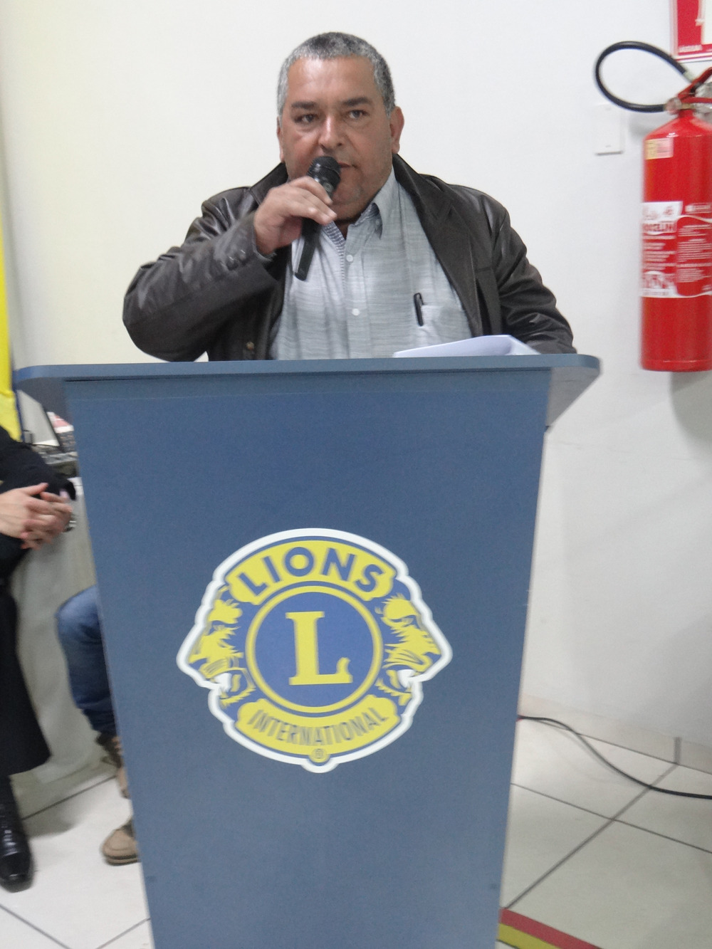 Lions CLube de Amambai empossou nova diretoria nessa sexta-feira (7) O vice-prefeito, Valter Brito esteve presente no evento / Foto: Moreira Produções
