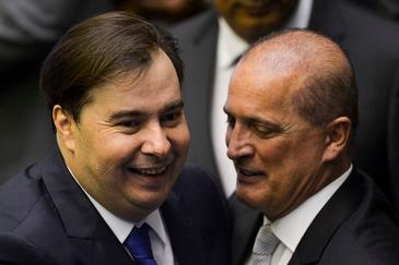 Onyx diz que texto da reforma da Previdência já está pronto Deputado Rodrigo Maia e o ministro da Casa Civil, Onyx Lorenzoni, durante sessão de posse dos deputados federais - Marcelo Camargo/Agência Brasil