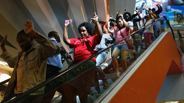 O ataque terrorista a um  centro comercial na capital do Quénia vai fazer o crescimento da economia  abrandar 0,5%, prevê a Moody's, tendo como base a quebra de receitas que  se seguiu a outros episódios de violência. 