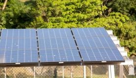 Energia solar fotovoltaica pode crescer mais de 300% até o fim do ano Painéis de energia solar instaladas para gerar eletricidadeSoninha Vill/GIZ