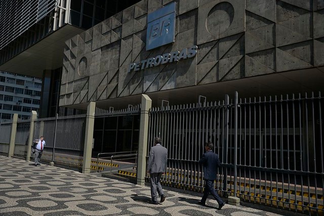 Trabalhadores da Petrobras ocupam sede da empresa; greve começa a partir da 0h Oito refinarias podem ser vendidas pela política de privatizações do governo federal / Foto: Fernando Frazão/Agência Brasil