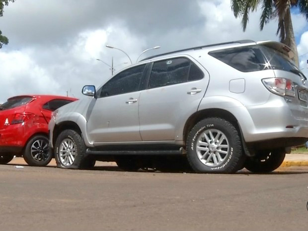 Vítima estava em caminhonete e suspeitos no carro vermelho (Foto: Reprodução/TV Morena)