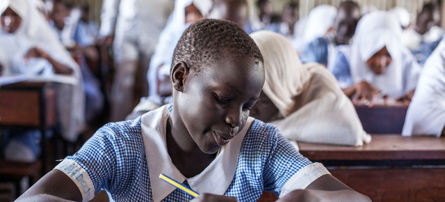 Meninas refugiadas têm metade da probabilidade de ir à escola do que os meninos Jovem refugiada no campo de refugiados de Kakuma, no Quénia.