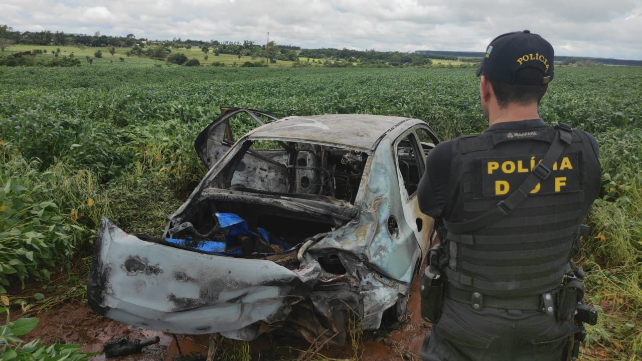 Após fugir de uma abordagem do DOF, veículo pega fogo, em Amambai Foto: Assessoria DOF