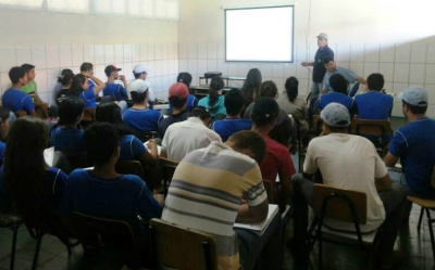 Engenheiro agrônomo, Marco Antonio Crispim Costa, ministrando palestra na escola agrotécnica Lino do Amaral Cardinal / Foto: Assessoria 