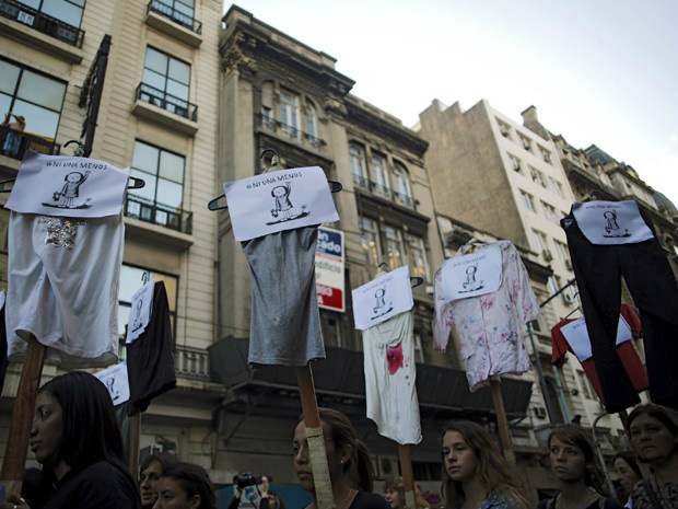 Argentinos saem às ruas de Buenos Aires para protestar contra o feminicídio