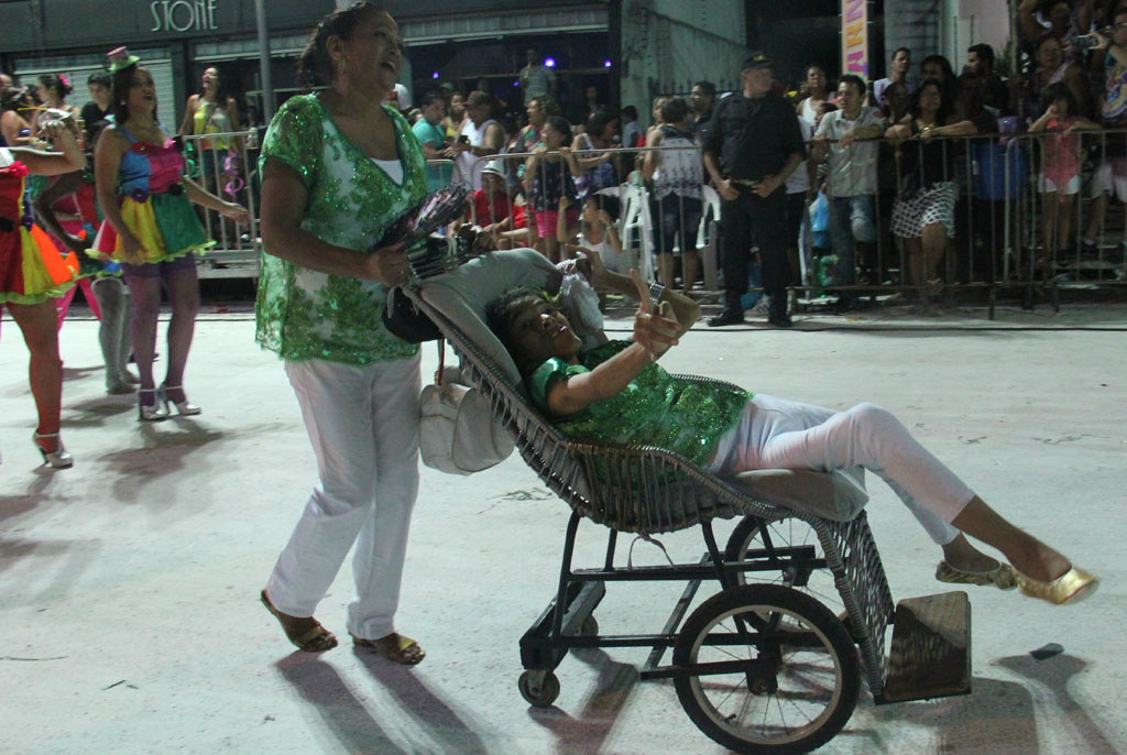 Passista especial da Império do Morro é destaque no desfile da escola na avenida. Foto: Chico Ribeiro